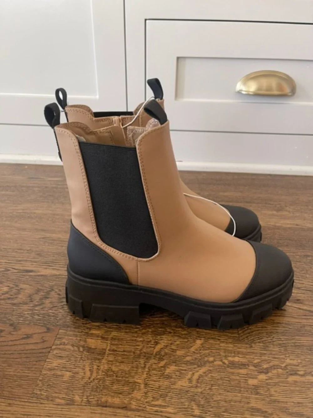 Universal Thread Devan Tan Black Water Repellent Lug Sole Chelsea Boots 8.5 NIB